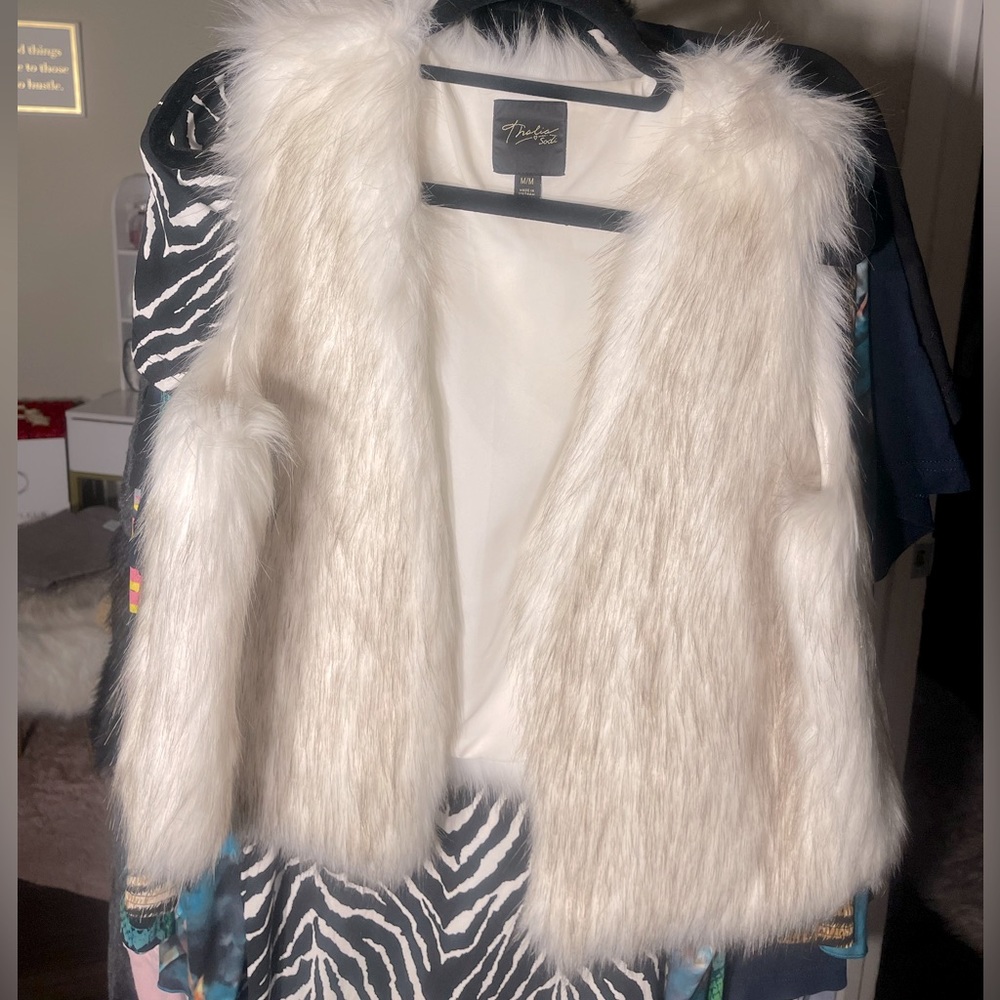 CLASSY VIBES WITH THIS FUR VEST IN YOUR COLLECTION